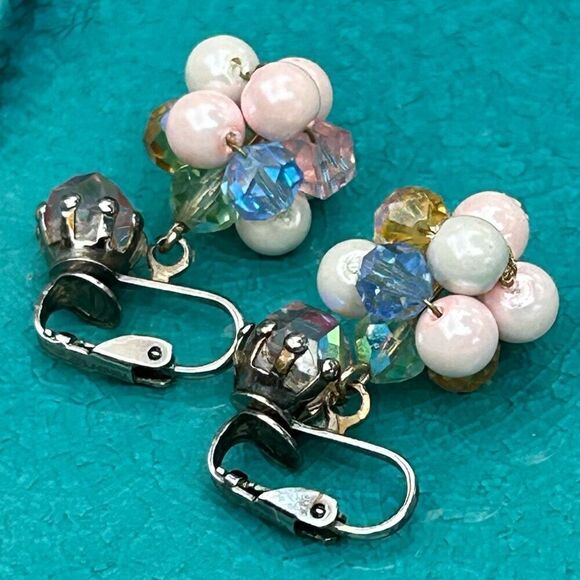 Vtg Laguna Dangle Drop Clip-On Earrings Multi Clustered AB Crystal & Faux Pearls - Picture 2 of 8